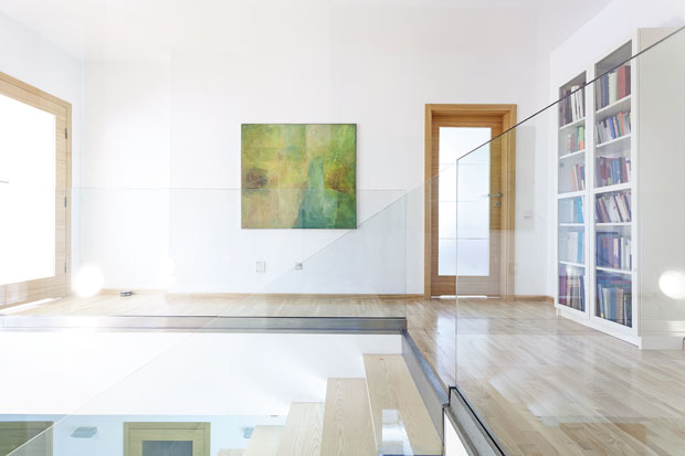 Стакло на поду, зиду, степеништу...